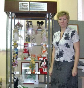 Автор-выставки-около-экспозиционной-витрины