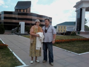 36 Лапшина Е.Г. и Шаломович В.А. на фоне музея воинской славы