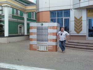 47 макет банка и Шаломович В.А. в роли банкира